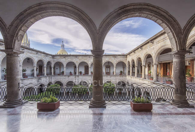 Arches et cour du Palais du Gouverneur, Guadalajara, Jalisco, Mexique — Photo de stock