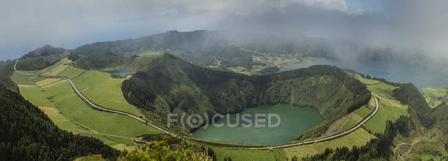 Vista aérea de los lagos del Cráter Gemelo en el paisaje rural, Sao Miguel, Portugal - foto de stock