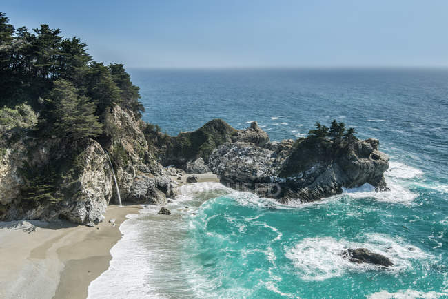 Aerial view of waves washing up on rocky beach, Big Sur, California, USA — Stock Photo