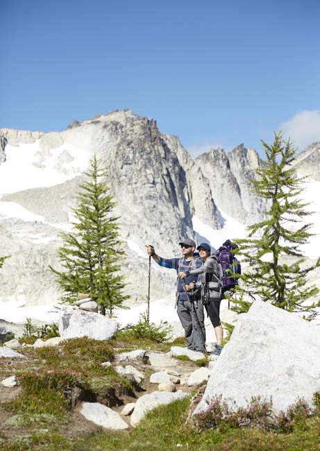 Couple randonnée dans les montagnes reculées, Petite Annapurna, Washington, États-Unis — Photo de stock