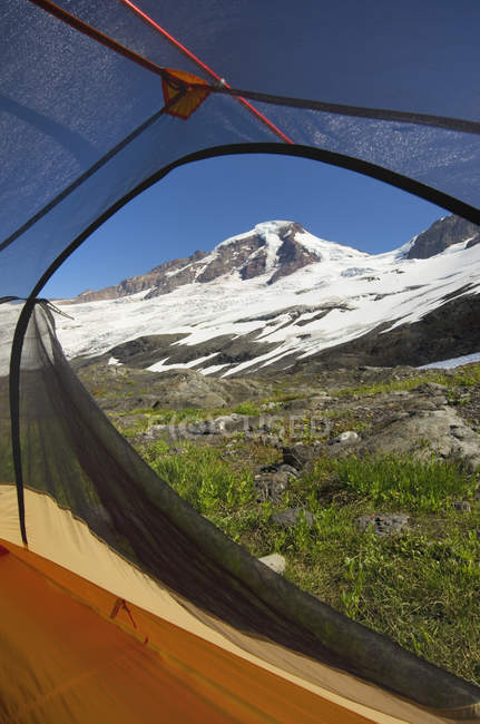 Vista dalla tenda sotto la montagna innevata — Foto stock