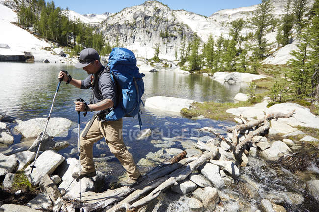 Man hiking near remote lake in Washington, Stati Uniti — Foto stock