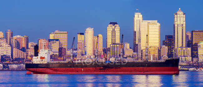 Nave da carico che passa vicino a Cityscape, Seattle, Washington, Stati Uniti — Foto stock