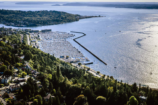 Вид с воздуха на пристань для яхт в Сиэтле, Вашингтон, США — стоковое фото
