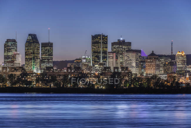 Ночью в канадском городе Квебек загорелся городской пейзаж Монреаля — стоковое фото