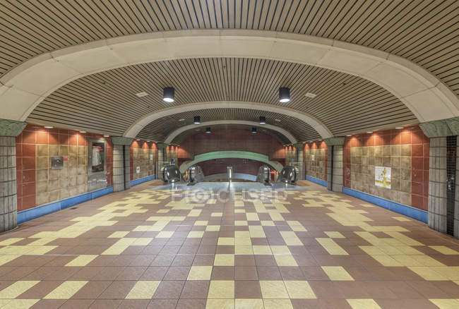 Curved roof and floor tiles of subway station, Los Angeles, California, United States — Stock Photo