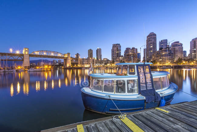 Набережная и гавань освещены ночью, Ванкувер, Британская Колумбия, Канада — стоковое фото