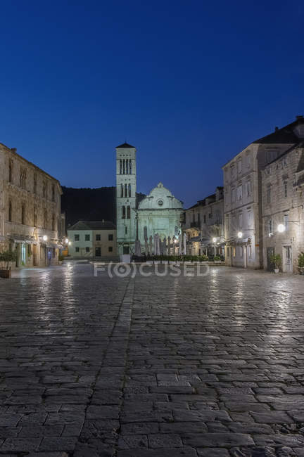 Praça da cidade e edifícios iluminados à noite, Hvar, Split, Croácia — Fotografia de Stock