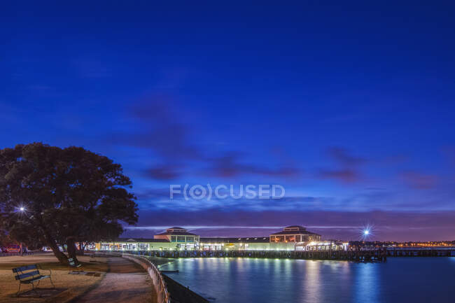 Porto iluminado ao amanhecer em Devonport, Nova Zelândia — Fotografia de Stock