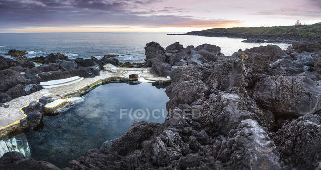 Vue en angle élevé de la formation rocheuse à la plage, Portugal — Photo de stock