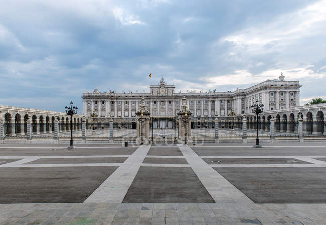 Palácio Real edifício e pátio, Madrid, Espanha, Europa — Fotografia de Stock