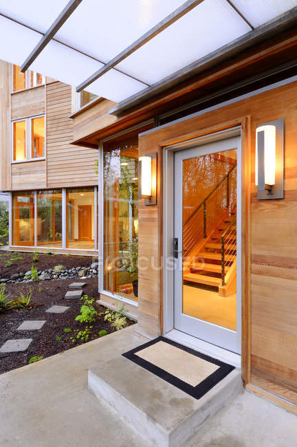 Ventanas y puertas de vidrio de la casa moderna - foto de stock