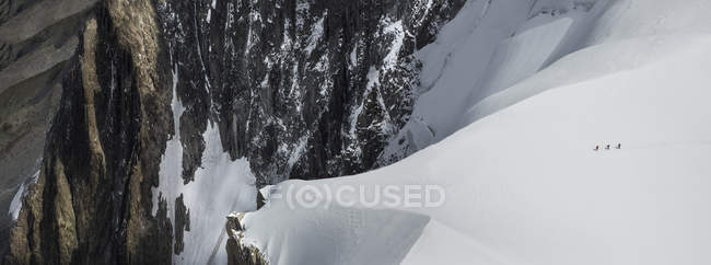 Mountaineers on snow heading to Mt Blanc, Chamonix, France — Stock Photo