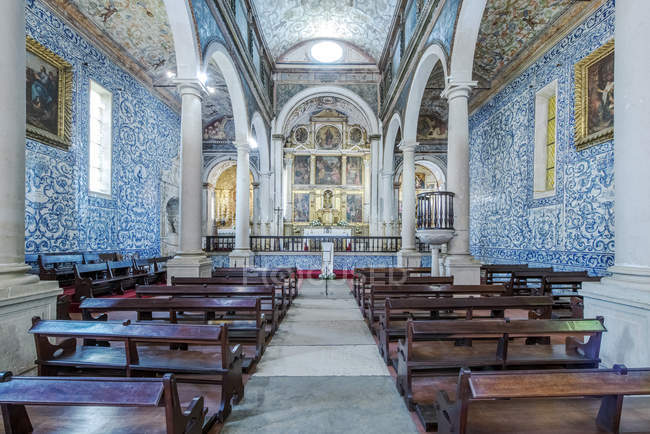 Arcos y bancos adornados en la Iglesia de Santa Maria, Obidos, Leiria, Portugal - foto de stock
