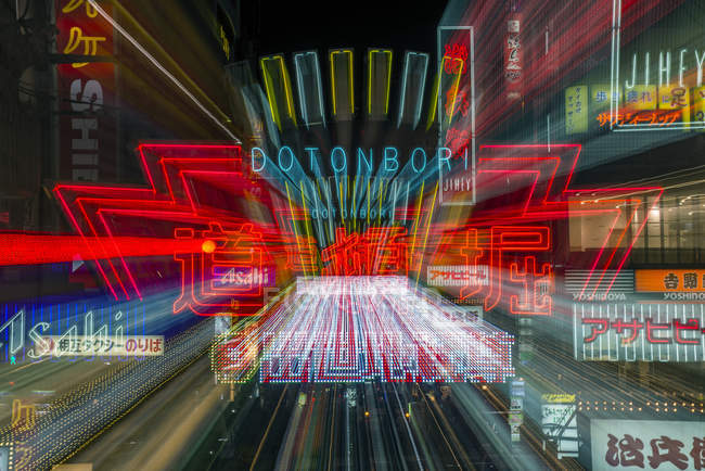 Straßenschilder in der Nacht beleuchtet, osaka, japan — Stockfoto