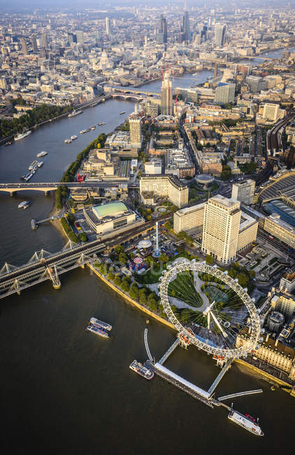 Вид с воздуха на городской пейзаж Лондона, лондонский глаз и реку, Англия — стоковое фото