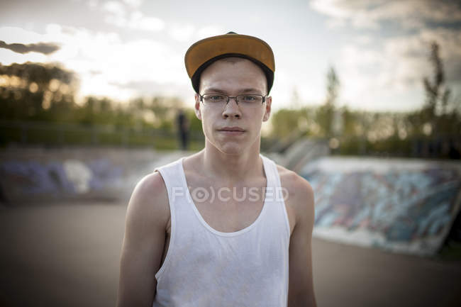 Caucasian man standing at skate park and looking in camera in Canada — Stock Photo