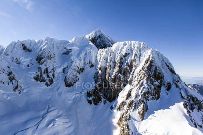 Neve sulla superficie soleggiata delle montagne, Isola del Sud, Nuova Zelanda — Foto stock