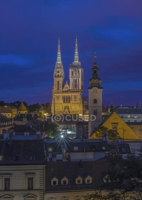 Cathedral spires over rooftops in cityscape, Zagreb, Croatia — Stock Photo