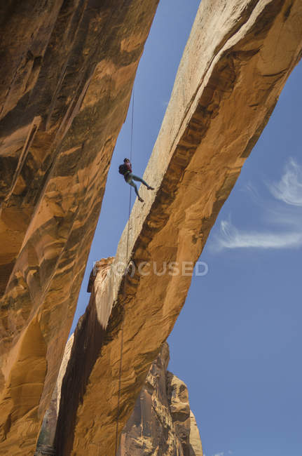 Rock climber hanging on rope on arch, Moab, Utah, USA — Stock Photo