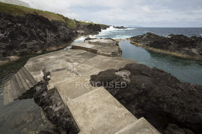 Caminho de betão para a piscina pública perto do oceano, Ilhas Azore, Portugal — Fotografia de Stock