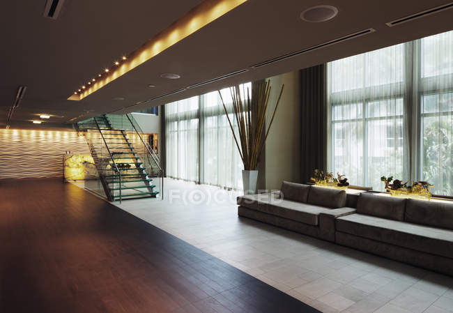 Zona lounge nella hall di un hotel di lusso — Foto stock