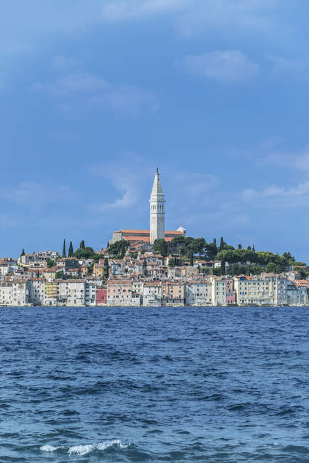 Turm und Küstendorf am Meer, Rovinj, Istrien, Kroatien — Stockfoto