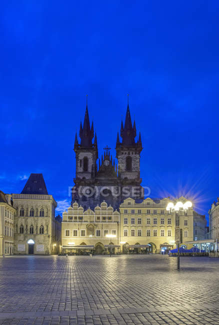 Budapest place de la ville éclairée la nuit, Hongrie centrale, Hongrie — Photo de stock