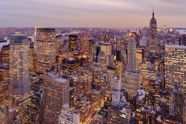 Vista aérea de edifícios altos em paisagem urbana no crepúsculo — Fotografia de Stock