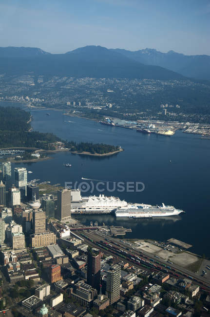 Vista aérea del río y el paisaje urbano de Vancouver, Columbia Británica, Canadá - foto de stock