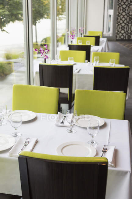 Set tables in Thai restaurant — Stock Photo