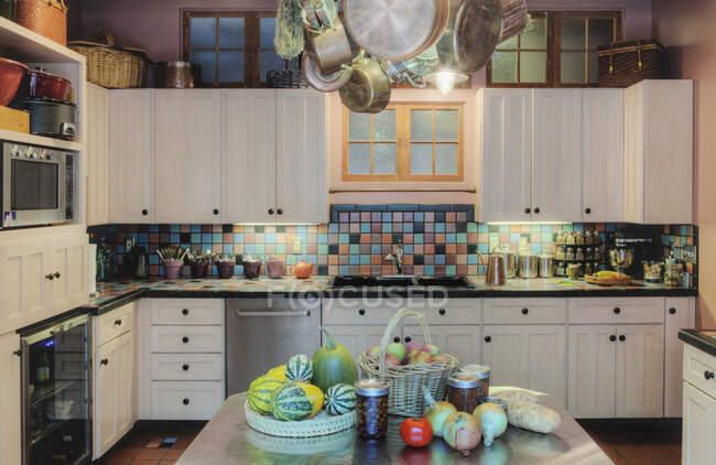 Arbeitsplatten und Schränke in der Küche — Stockfoto
