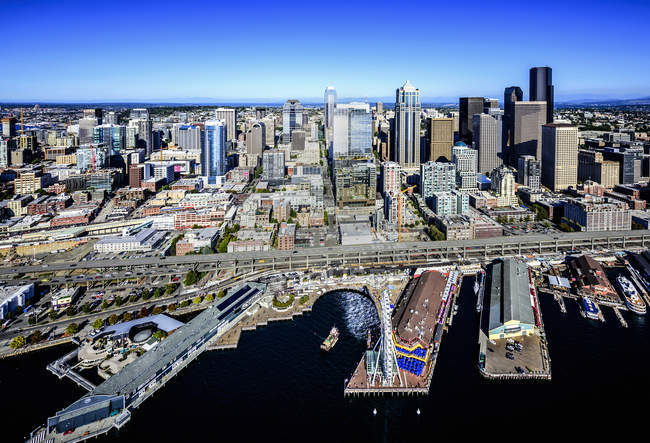 Вид с воздуха на набережную Сиэтла и городской пейзаж, Вашингтон, США — стоковое фото