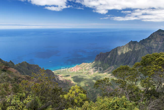 Vue aérienne des montagnes et du littoral, Hawaï, États-Unis — Photo de stock