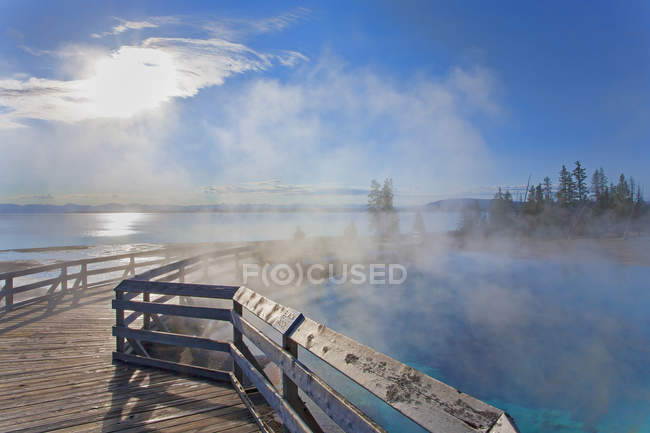 Dampf steigt aus heißen Quellen, Yellowstone-Nationalpark, wabernde, vereinigte Staaten — Stockfoto