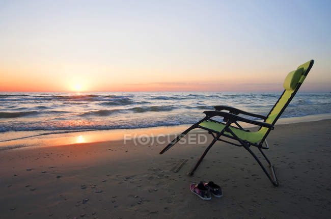 Sedia sdraio sulla spiaggia al tramonto con bellissimo paesaggio marino — Foto stock