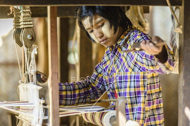 Asiatique fille tissage tissu — Photo de stock