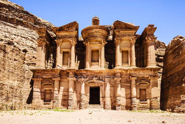 Edificio El Deir scavato nella parete rocciosa, Petra, Giordania, Giordania — Foto stock