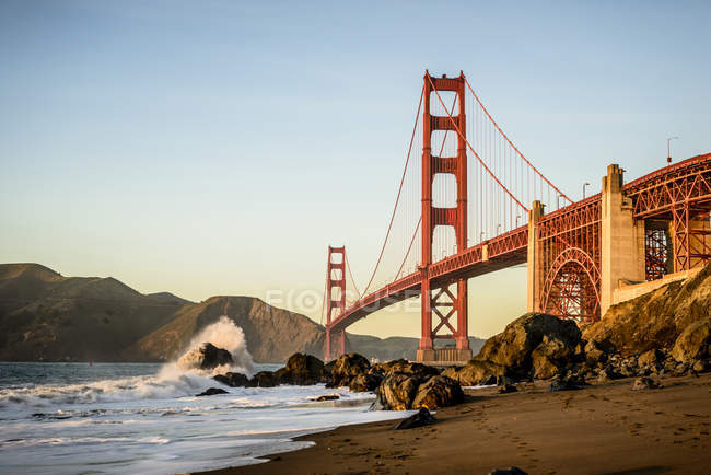 Vue panoramique du Golden Gate Bridge depuis la plage, San Francisco, Californie, États-Unis — Photo de stock