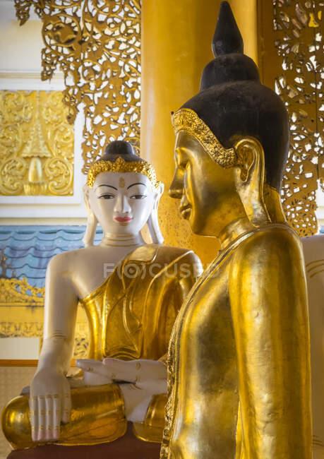 Statue di buddha dorato nel tempio, primo piano — Foto stock