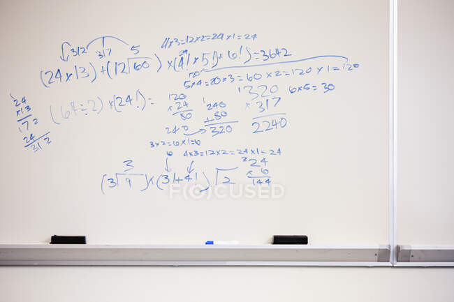 Équations mathématiques sur tableau blanc — Photo de stock