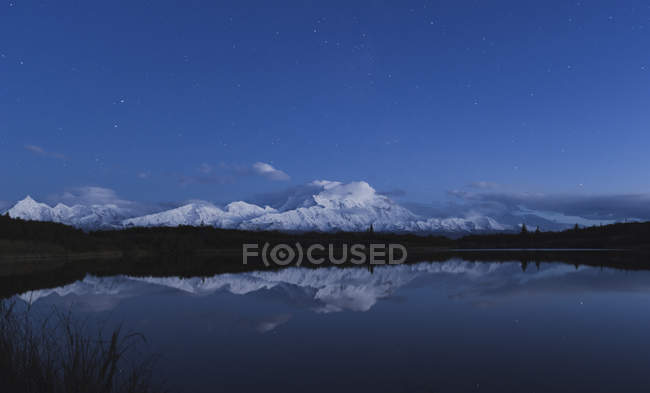 Reflejo de la vista panorámica de la montaña en el estanque, Parque Nacional Denali, Alaska, EE.UU. - foto de stock