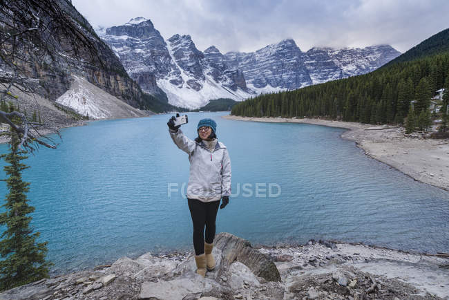 Asian woman posing for selfie at mountain lake, Banff National Park, Canada — Stock Photo