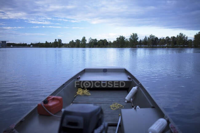 Barco pesquero en un lago aún rural - foto de stock
