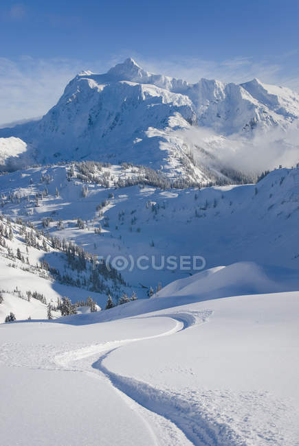 Mont Shuksan enneigé surplombant la vallée, Washington, États-Unis — Photo de stock