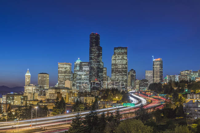 Cenário do horizonte da cidade iluminado à noite, Seattle, Washington, Estados Unidos — Fotografia de Stock