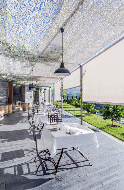 Таблиці на відкритому повітрі кафе, песо да-Регуа, Віла-Реал, Португалія — стокове фото