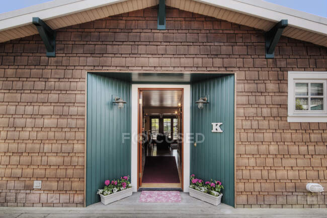 Porta da frente aberta de casa de madeira — Fotografia de Stock