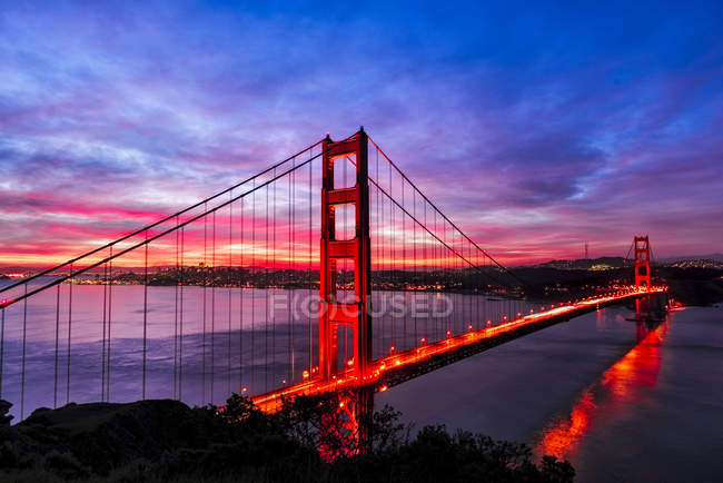 Golden Gate Bridge erleuchtet bei Sonnenuntergang, San Francisco, Kalifornien, Vereinigte Staaten — Stockfoto