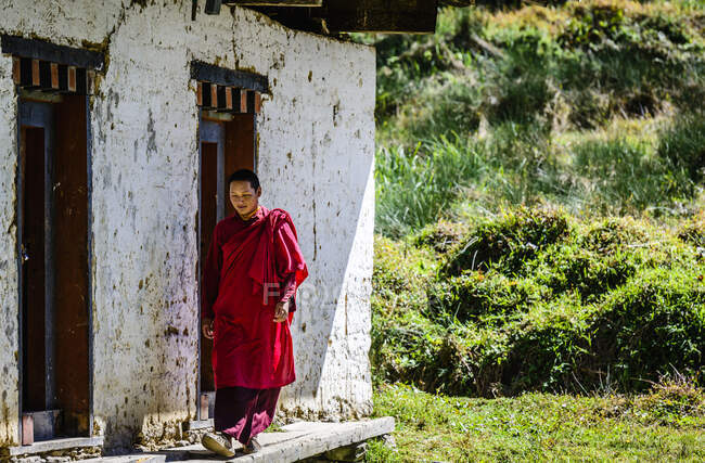 Монах возле жилого дома в монастыре — стоковое фото